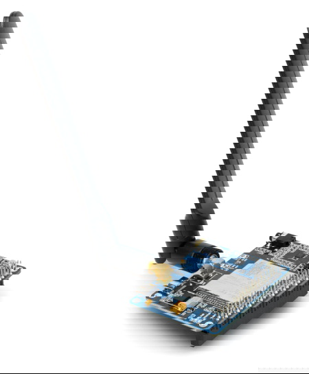 Nakładka do Raspberry Pi z podłączoną anteną leży na białym tle.